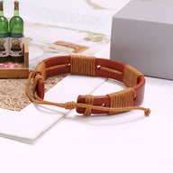Bracelet homme en cuir marron entrelacé avec cordons ajustables et détails tressés.