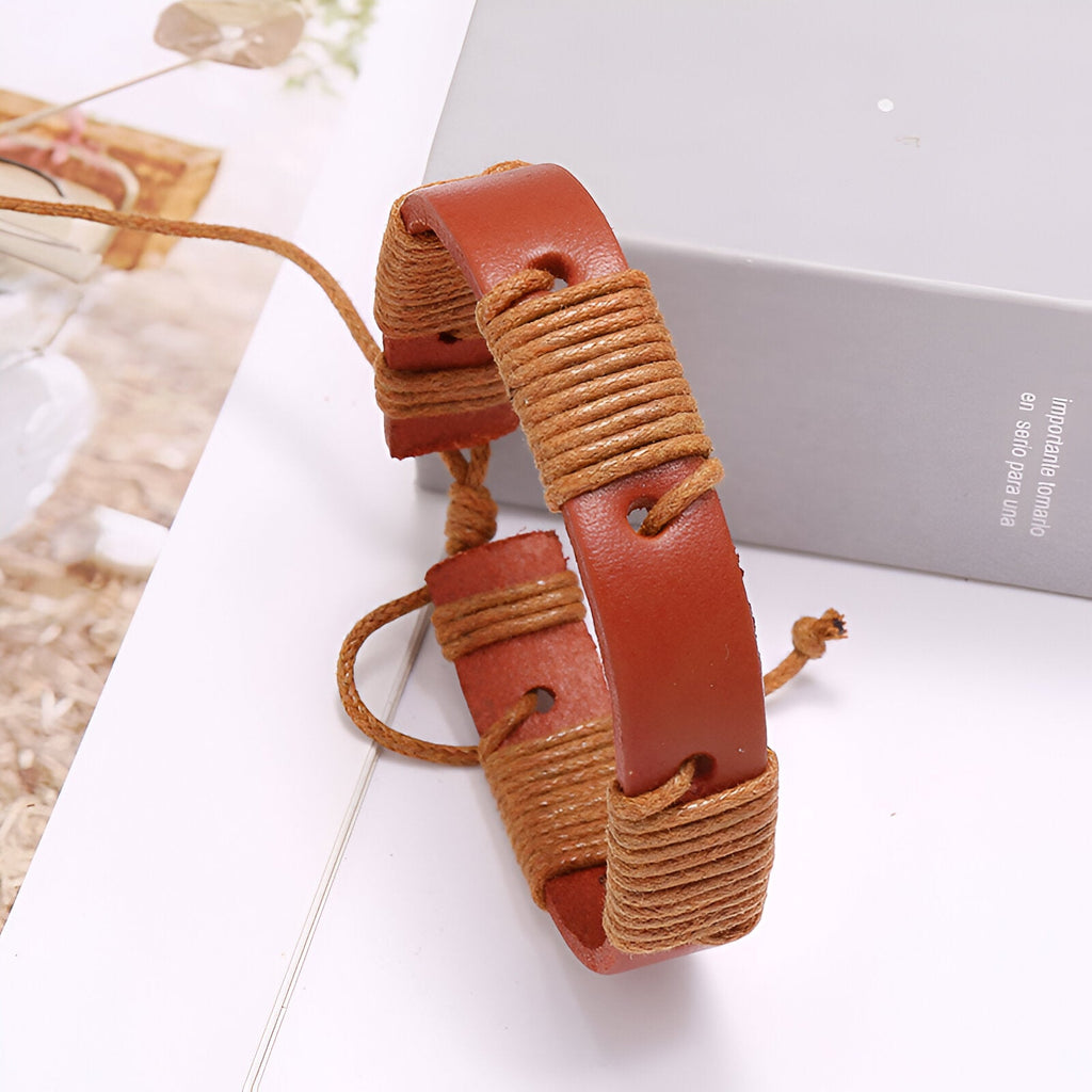 Bracelet homme en cuir marron entrelacé de fils beige avec fermeture ajustable.