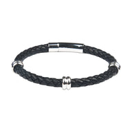 Bracelet noir en cuir tressé avec détails et fermoir en acier inoxydable argenté.