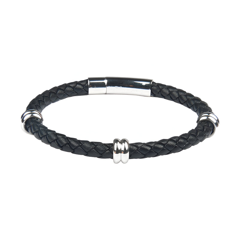 Bracelet noir en cuir tressé avec détails et fermoir en acier inoxydable argenté.