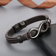 Bracelet homme en cuir marron avec motif infini en acier inoxydable noir mat et fermoir à clip.