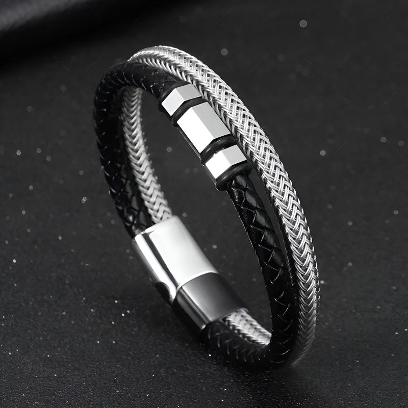 Bracelet homme double tour en cuir noir tressé et acier inox argenté avec motifs géométriques.