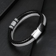 Bracelet homme en cuir noir tressé et acier inoxydable argenté avec motifs métalliques et fermoir magnétique.