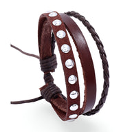 Bracelet marron en cuir et microfibre avec rivets argentés et tresse ajustable.