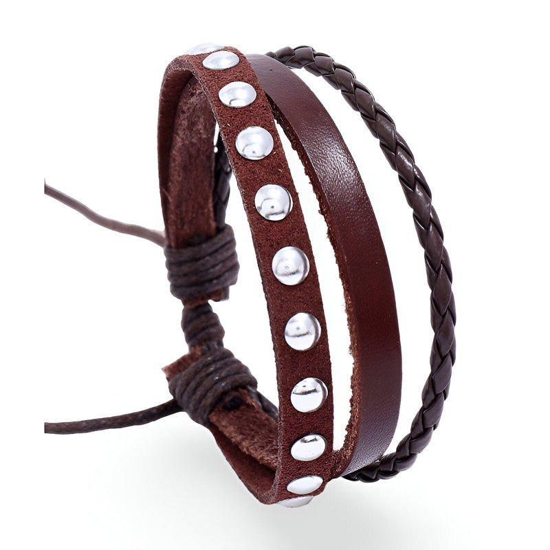 Bracelet marron en cuir et microfibre avec rivets argentés et tresse ajustable.