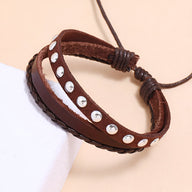 Bracelet marron en cuir et microfibre avec rivets argentés, style mixte ajustable par cordon.