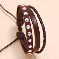 Bracelet mixte marron en cuir et microfibre avec rivets métalliques et tresse fine.
