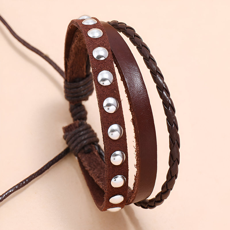 Bracelet mixte marron en cuir et microfibre avec rivets métalliques et tresse fine.