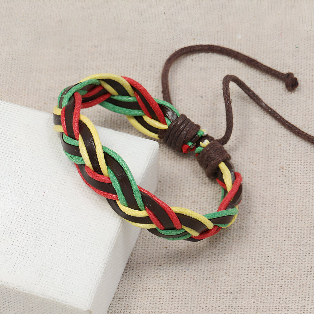 Bracelet mixte tressé en cuir multicolore rouge, vert, jaune et noir avec fermeture ajustable en cuir marron.