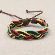 Bracelet en cuir tressé multicolore rouge, jaune, vert avec lien coulissant marron.