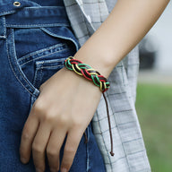 Bracelet en cuir tressé multicolore rouge, vert et beige avec cordon ajustable unisexe.