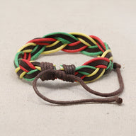 Bracelet en cuir tressé multicolore rouge, jaune et vert avec fermeture ajustable marron.
