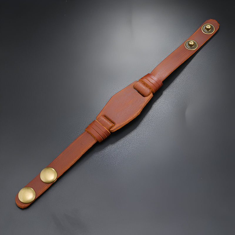 Bracelet large en cuir marron avec fermeture à boutons-pression dorés pour homme.
