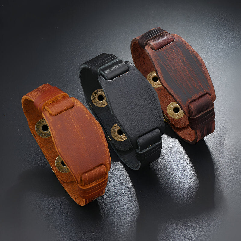 Bracelet large en cuir avec boutons-pression, disponible en noir, café et marron, style masculin robuste.