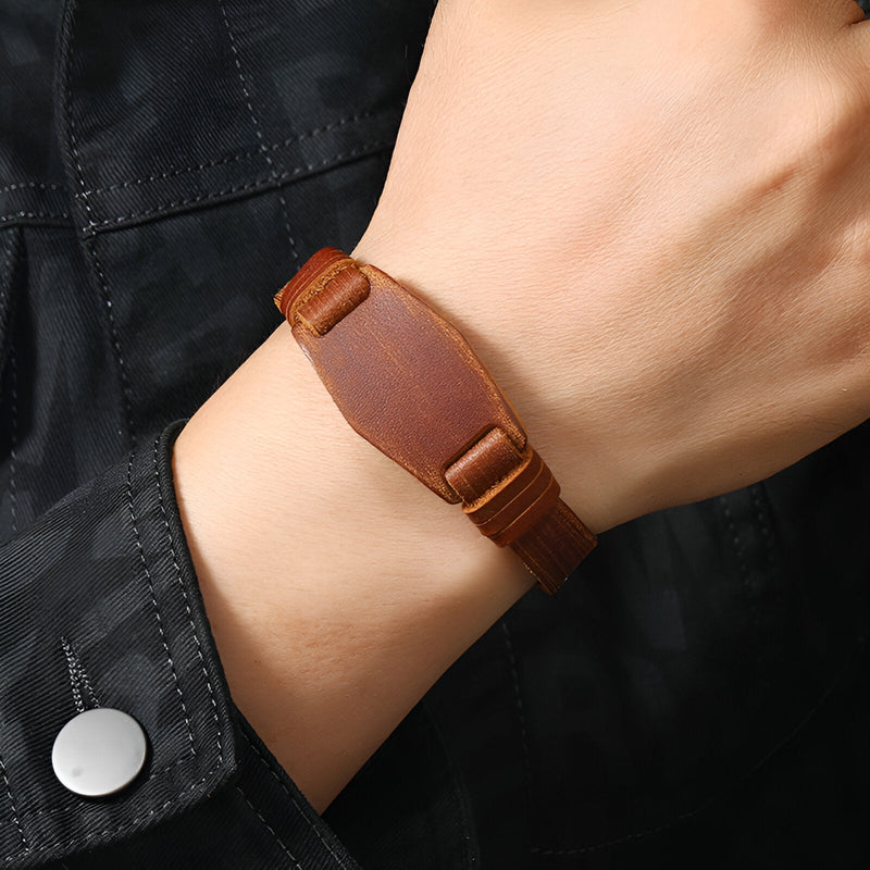 Bracelet large en cuir marron avec fermeture à bouton-pression pour homme.