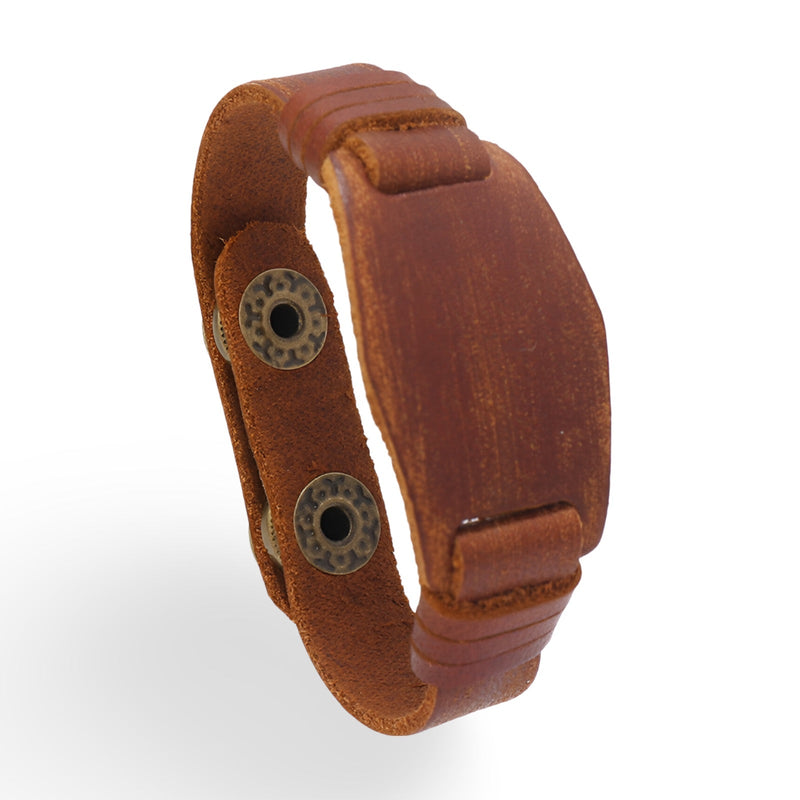 Bracelet large en cuir marron avec fermeture à bouton-pression, style masculin robuste.