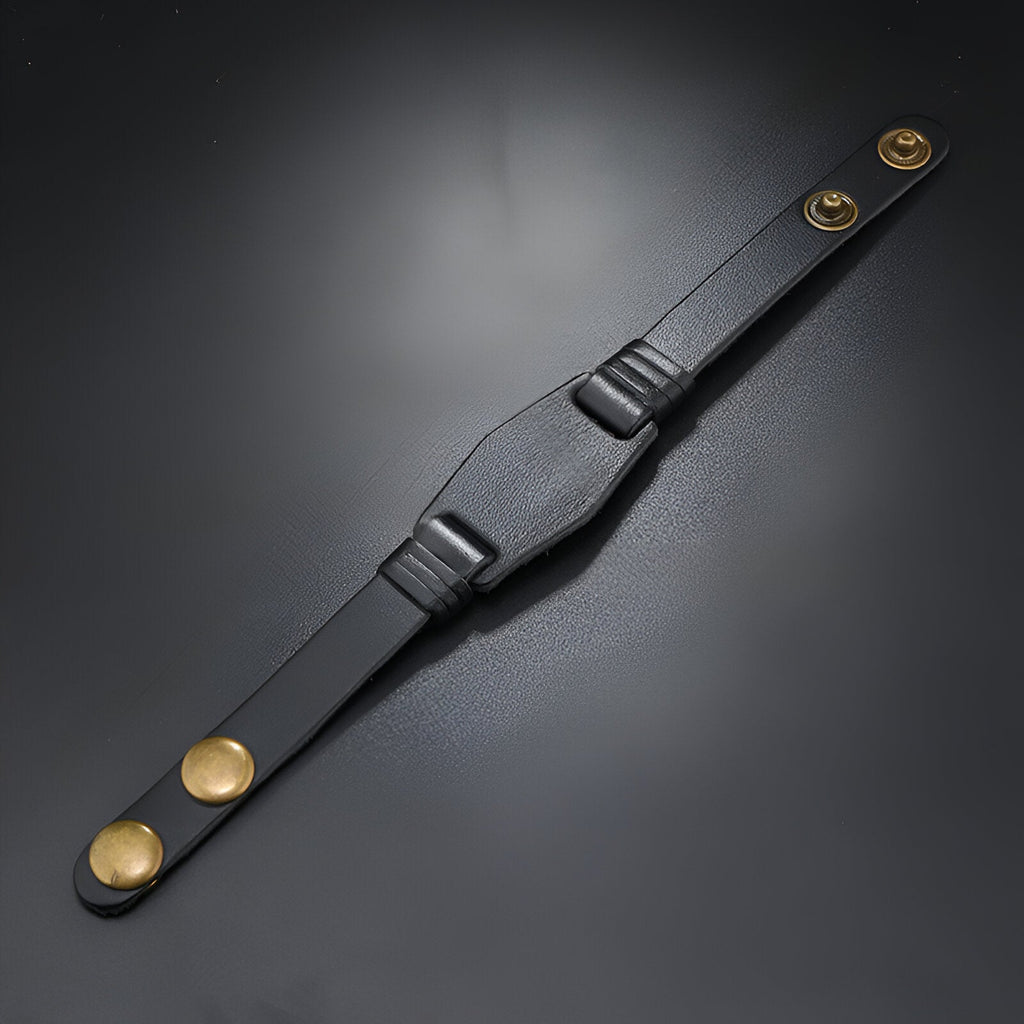 Bracelet en cuir noir large avec fermeture à boutons pression dorés pour homme.