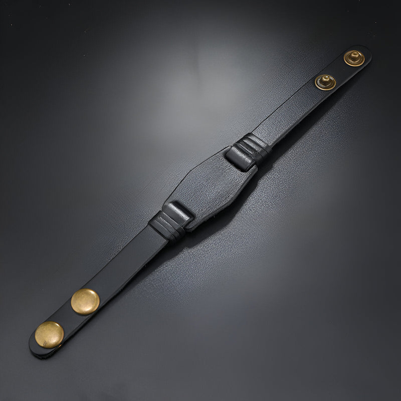 Bracelet en cuir noir large avec fermeture à boutons pression dorés pour homme.