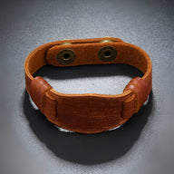 Bracelet large en cuir marron avec fermoir à bouton-pression, style robuste pour homme.