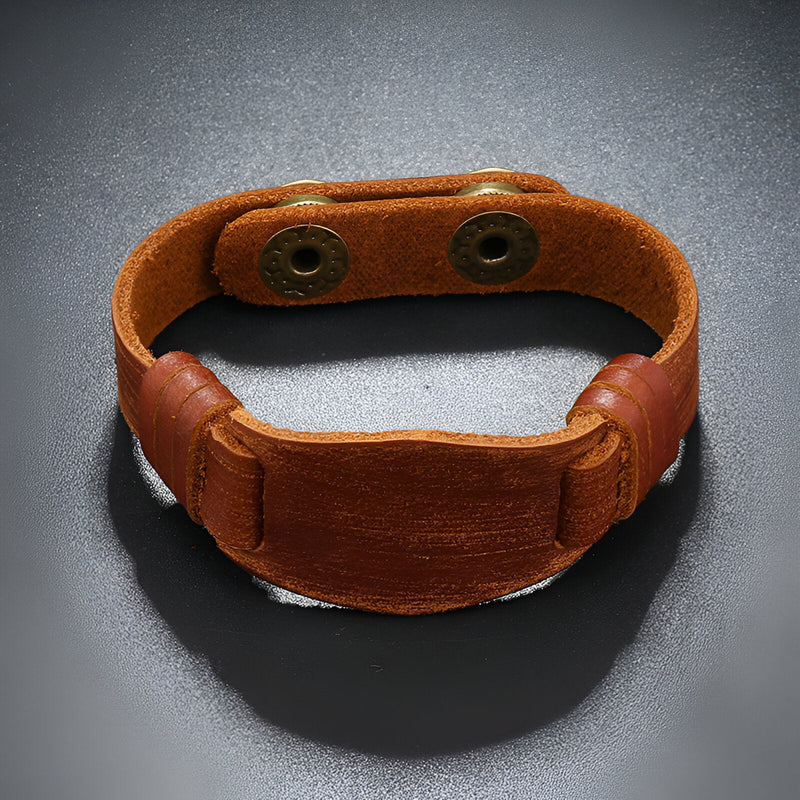 Bracelet large en cuir marron avec fermoir à bouton-pression, style robuste pour homme.