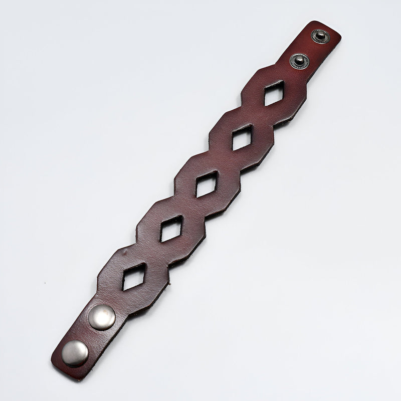 Bracelet large en cuir café, design géométrique avec motifs losanges ajourés, fermeture à bouton-pression métal.