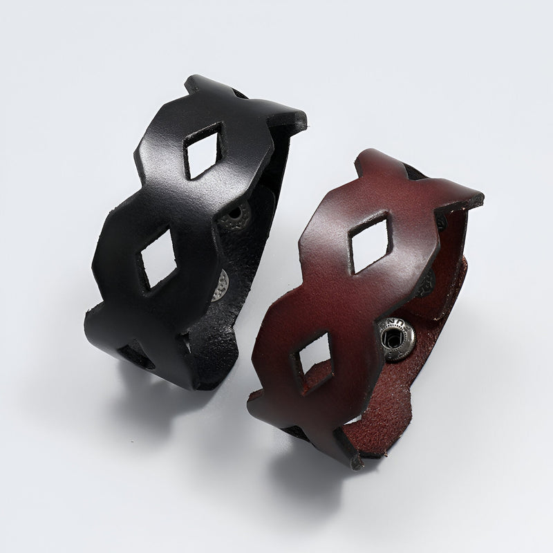 Bracelet large en cuir noir à motifs géométriques ajourés, modèle Yoann pour homme  .