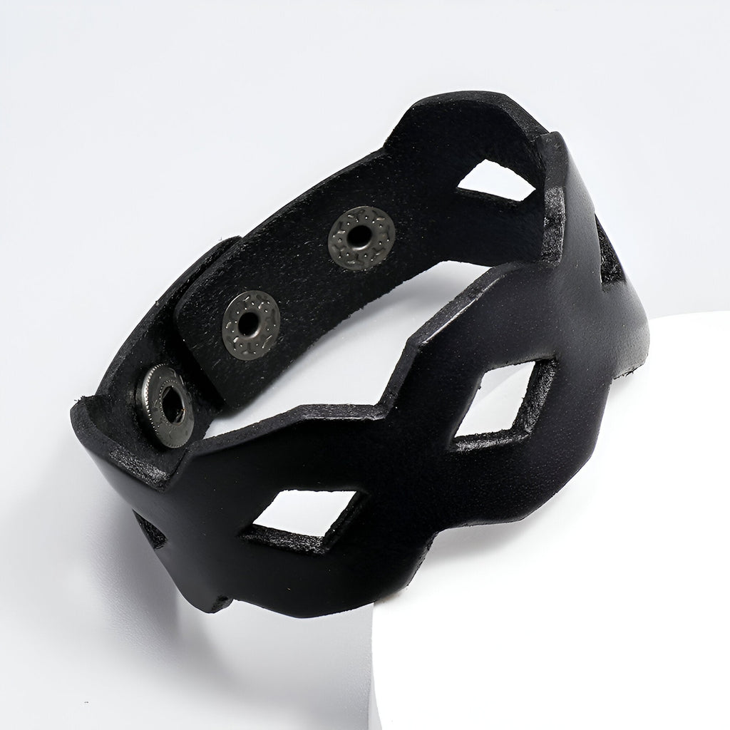 Bracelet en cuir noir large avec découpes géométriques, fermoir à boutons pression, pour homme.