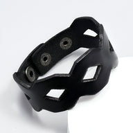 Bracelet en cuir noir large avec découpes géométriques, fermoir à boutons pression, pour homme.