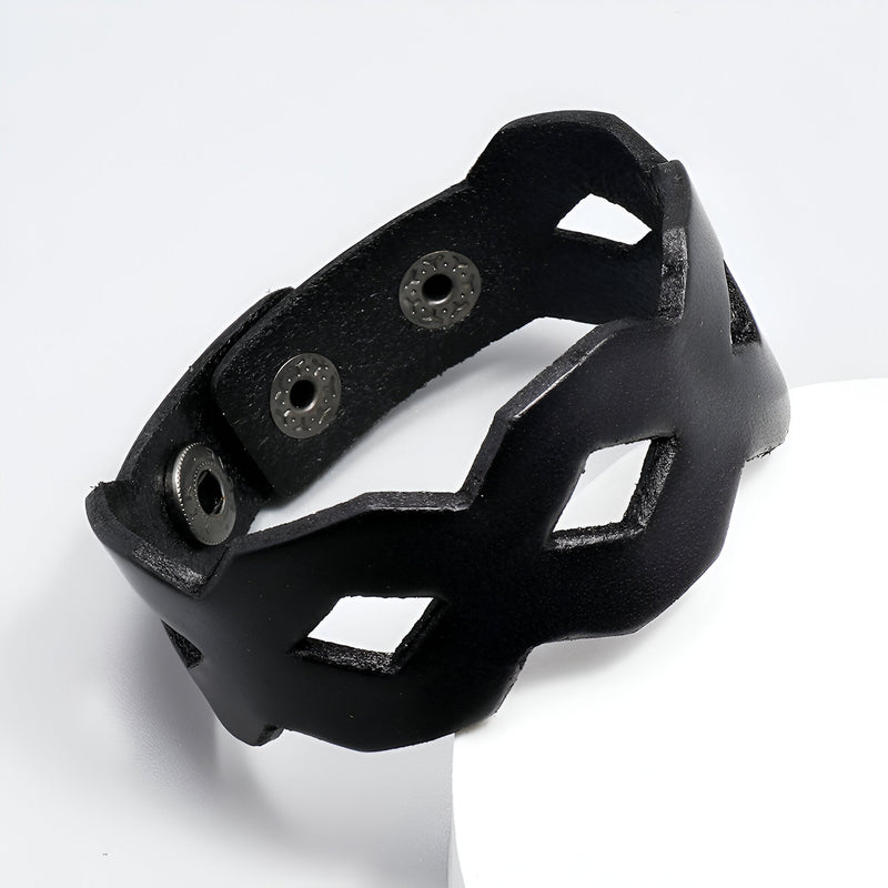 Bracelet en cuir noir large avec découpes géométriques, fermoir à boutons pression, pour homme.