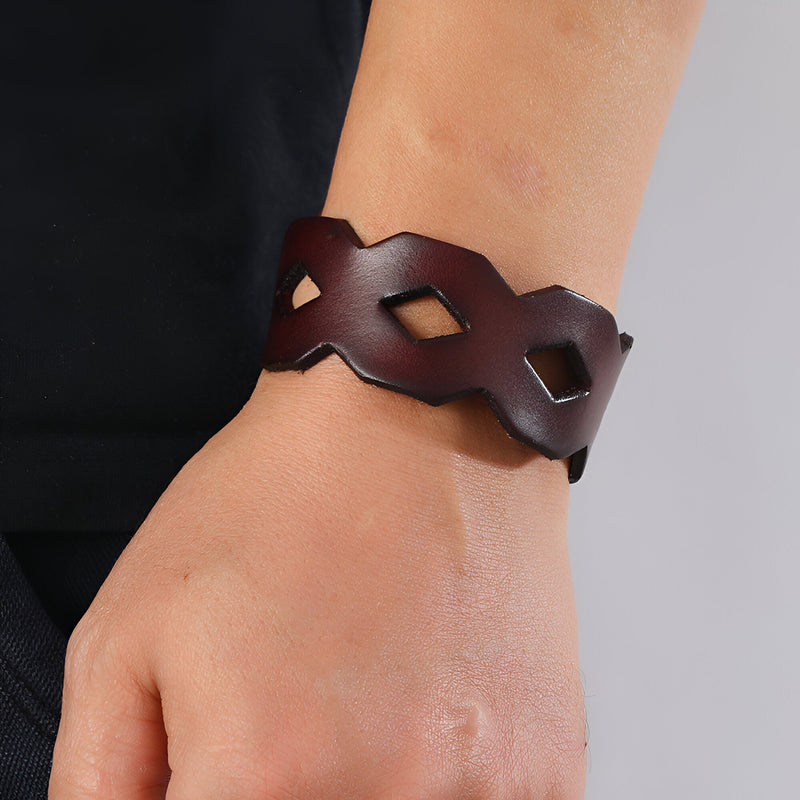 Bracelet large en cuir café avec formes géométriques découpées pour homme.