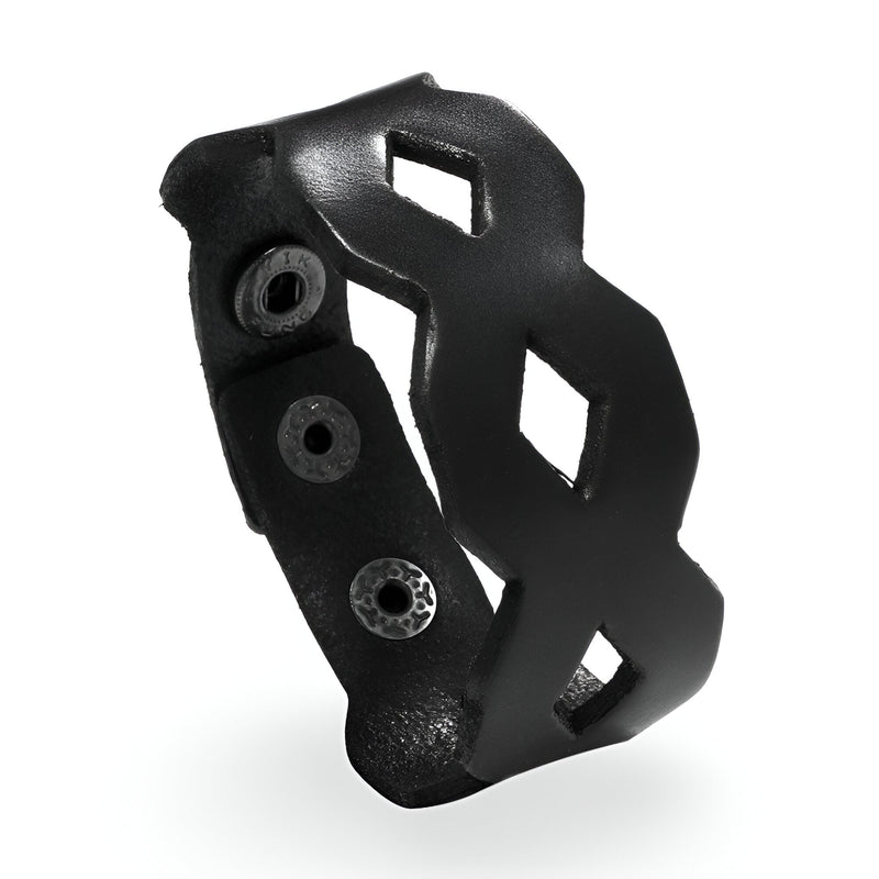 Bracelet en cuir noir large avec découpes géométriques, modèle Yoann pour homme.