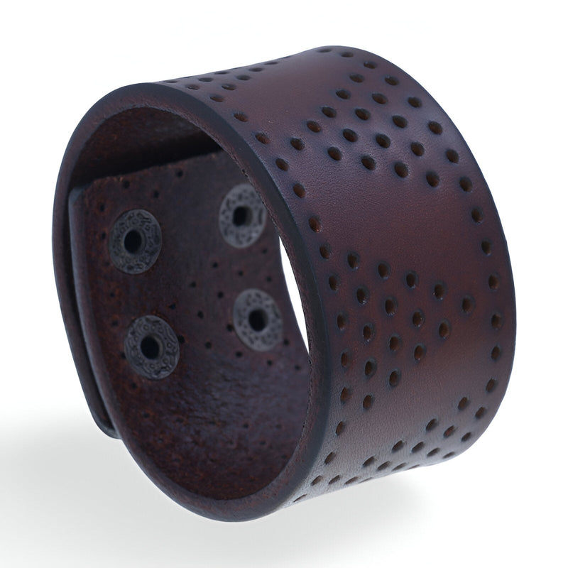 Bracelet manchette large en cuir café avec motifs à trous ronds et fermetures pression noires.