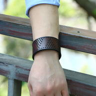 Bracelet large en cuir café perforé à trous pour homme modèle Uri, style manchette.