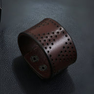 Bracelet manchette large en cuir marron café avec trous décoratifs et fermeture pression métal.