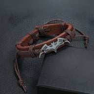 Bracelet en cuir marron avec logo Batman en métal argenté, style réglable pour homme.