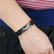 Bracelet en cuir noir tressé avec logo Batman argenté pour homme, style Wayne.