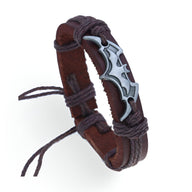 Bracelet en cuir marron avec logo Batman en métal argenté, cordons ajustables.