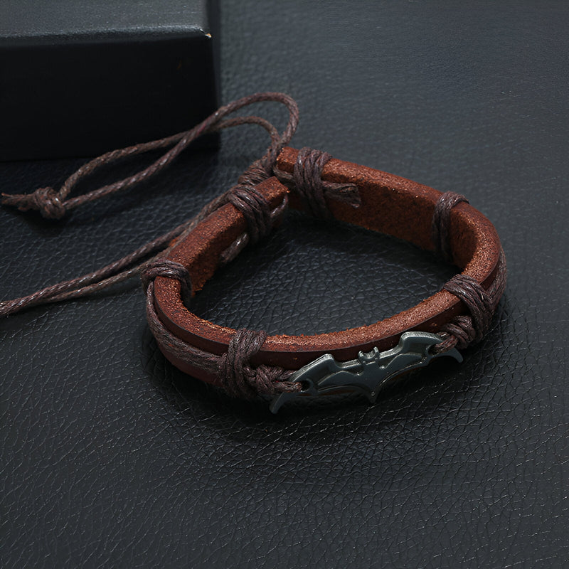 Bracelet en cuir marron avec logo Batman en métal noir, style homme ajustable.
