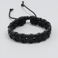 Bracelet homme en cuir noir tressé style rétro avec fermeture ajustable par cordon.