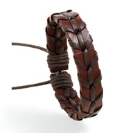 Bracelet homme tissé en cuir café avec fermeture réglable par cordon noir.