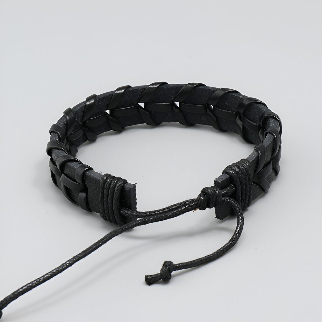 Bracelet en cuir noir tissé style rétro avec fermeture à cordon ajustable pour homme.