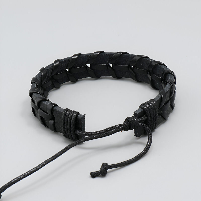 Bracelet en cuir noir tissé style rétro avec fermeture à cordon ajustable pour homme.