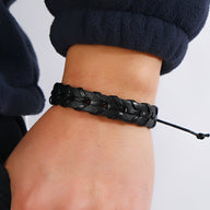 Bracelet en cuir noir tressé au style rétro pour homme, fermeture réglable par cordon.