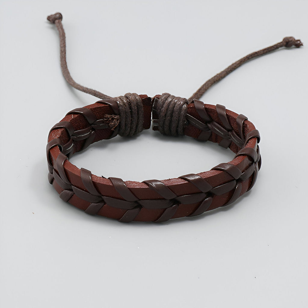 Bracelet en cuir tressé marron foncé avec fermeture coulissante ajustable style rétro.