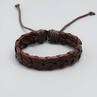 Bracelet en cuir tressé marron foncé avec fermeture coulissante ajustable style rétro.