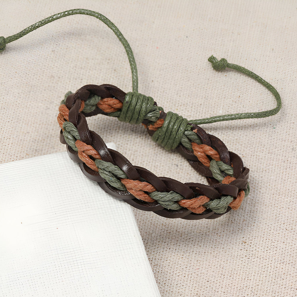 Bracelet mixte en cuir marron tressé avec fils verts et marron clair, style torsadé, fermeture réglable.