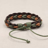 Bracelet en cuir marron tressé et torsadé avec cordon vert réglable, style unisexe.