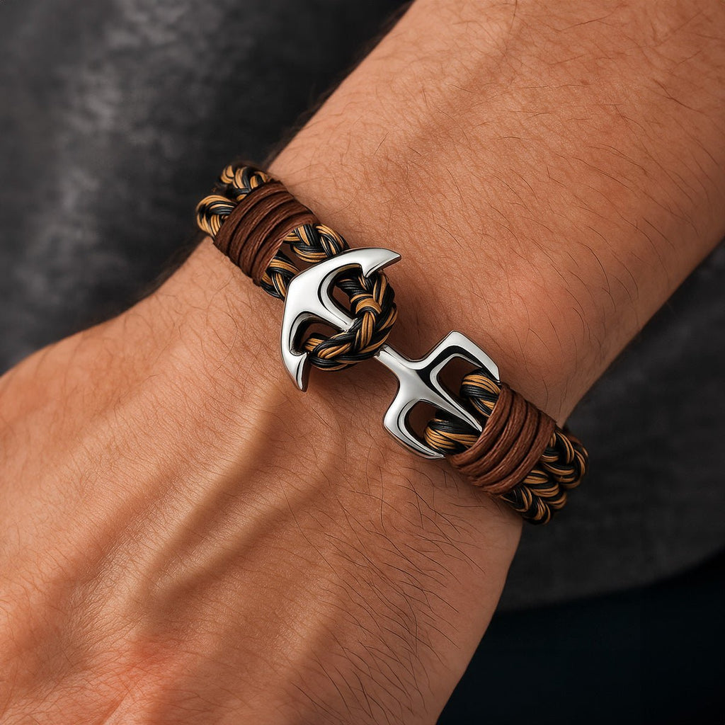 Bracelet marin en cuir tressé marron avec ancre en acier inoxydable argenté, fermeture boucle robuste.