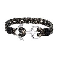 Bracelet en cuir tressé noir et beige avec fermoir ancre en acier inoxydable brillant.