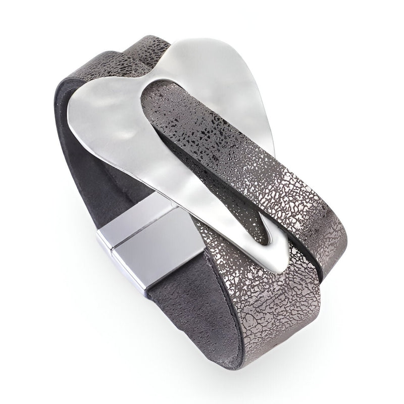 Bracelet femme en cuir microfibre noir avec grand cœur central argenté et fermoir métallique élégant.